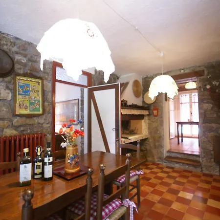 Atmospheric Holiday In With Enclosed Garden *